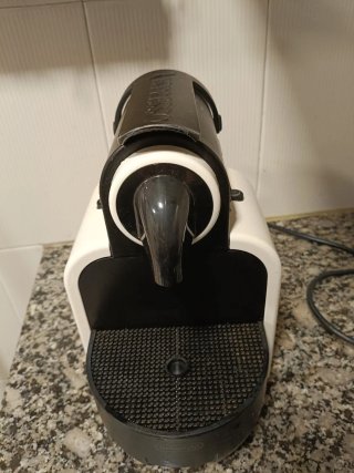 Cafetera Nespresso Blanca y Negra