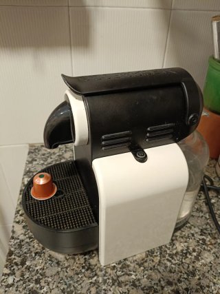 Cafetera Nespresso Blanca y Negra