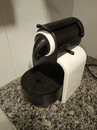 Cafetera Nespresso Blanca y Negra