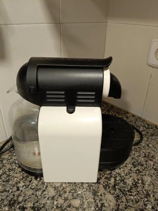 Cafetera Nespresso Blanca y Negra