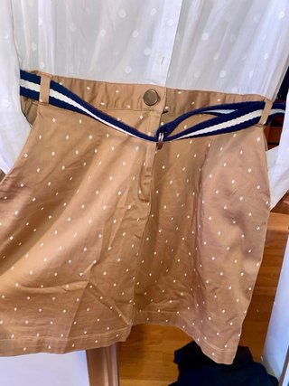 Vestido lunares blanco y marrón la parte de abajo.