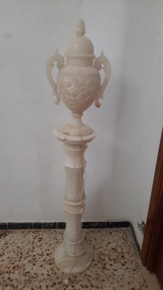 Lámparas de araña antigua dorada y de pie.