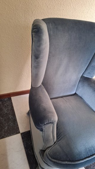 Sillón orejero azul/gris de terciopelo
