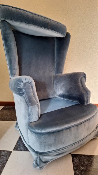 Sillón orejero azul/gris de terciopelo