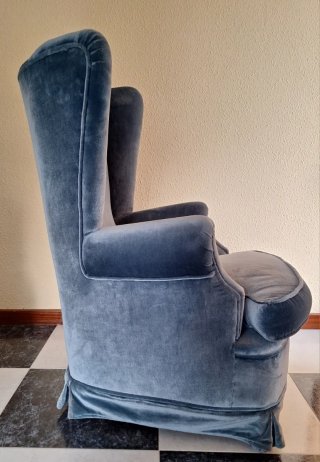Sillón orejero azul/gris de terciopelo