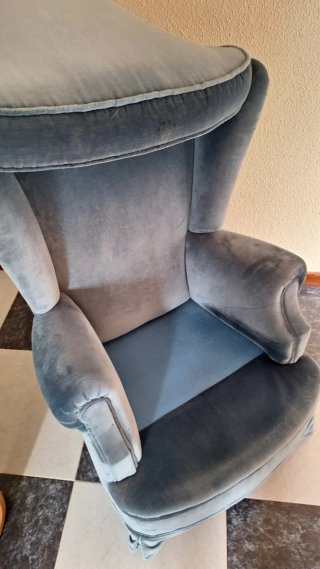 Sillón orejero azul/gris de terciopelo