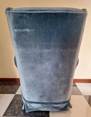 Sillón orejero azul/gris de terciopelo