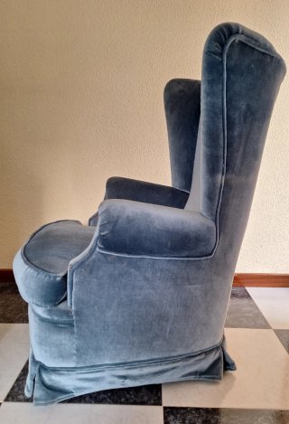 Sillón orejero azul/gris de terciopelo