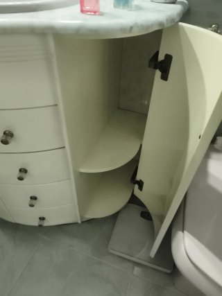 Mueble de baño con lavabo rosa y grifo