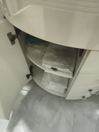 Mueble de baño con lavabo rosa y grifo