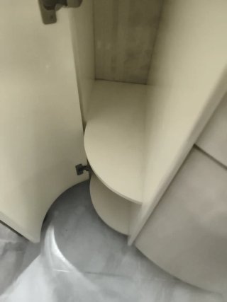 Mueble de baño con lavabo rosa y grifo
