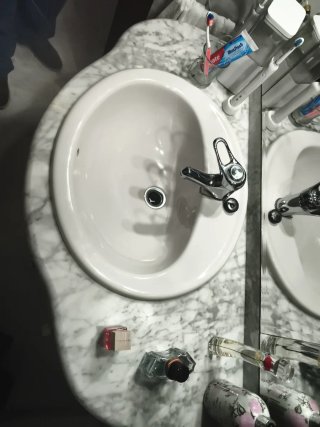 Mueble de baño con lavabo rosa y grifo
