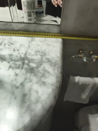 Mueble de baño con lavabo rosa y grifo