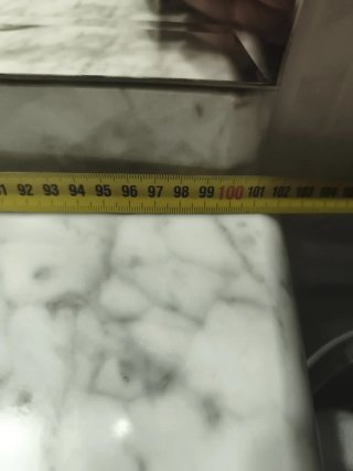 Mueble de baño con lavabo rosa y grifo