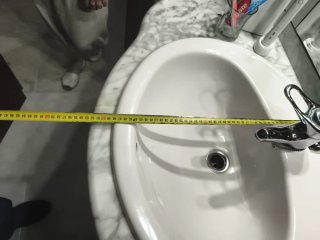 Mueble de baño con lavabo rosa y grifo