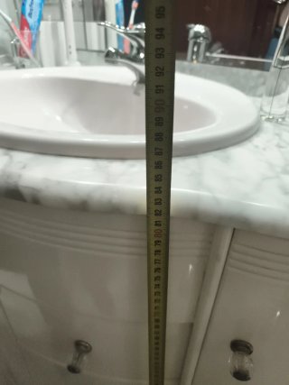 Mueble de baño con lavabo rosa y grifo