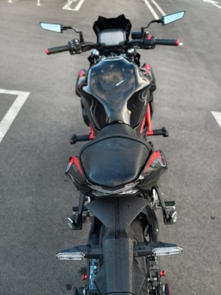 Kawasaki Z650 (Negra y Roja) 2025