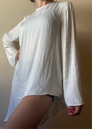 Blusa H&M satén asimétrica crema Talla S