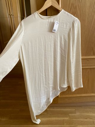 Blusa H&M satén asimétrica crema Talla S