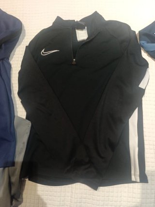 Lote 4 Sudaderas Nike Niño Azules, negro y gris.
