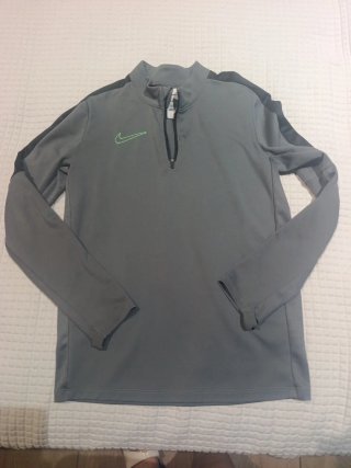 Lote 4 Sudaderas Nike Niño Azules, negro y gris.