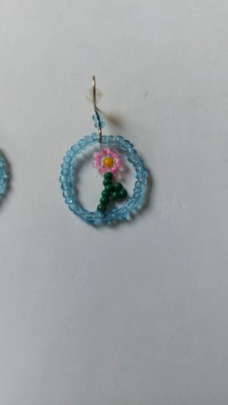 Pendientes de aro azul con flor rosa
