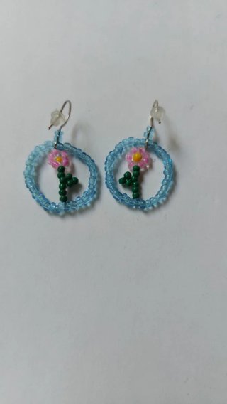 Pendientes de aro azul con flor rosa