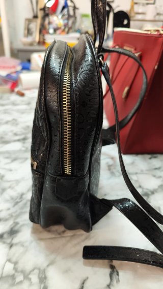 Mochila Guess Negra Brillante