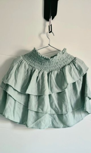 Conjunto Top Blanco  Marca Stradivarius y Falda Ve