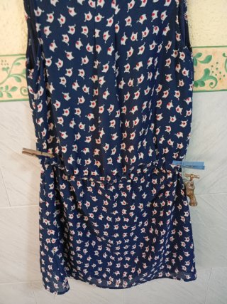 Vestido azul con estampado floral