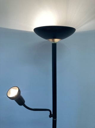 LÁMPARA DE PIE NEGRA – DOBLE LUZ – BRAZO FLEXIBLE.