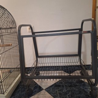Jaula para pájaros negra y beige