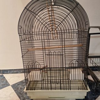 Jaula para pájaros negra y beige