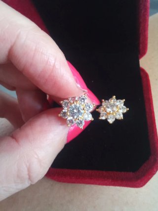 Orecchini dorati con fiore in moissanite