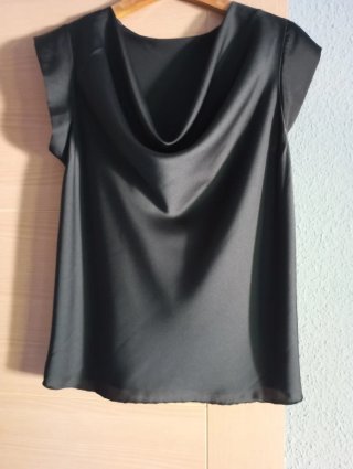 Blusa negra raso