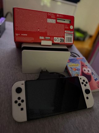 Nintendo Switch OLED Bianca + Joy-Con