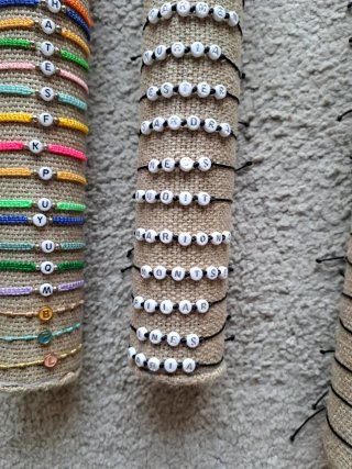 Pulseras de letras personalizadas