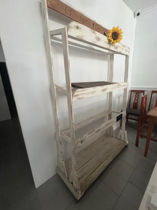Estantería de madera pintado de blanco