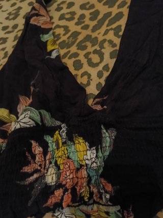 Top Bershka floral negro talla L