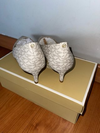Michael Kors Tacones Beige y Blanco