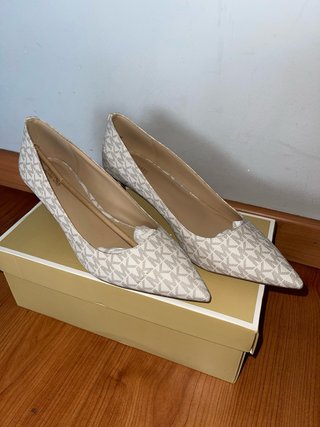 Michael Kors Tacones Beige y Blanco