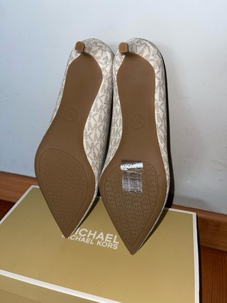Michael Kors Tacones Beige y Blanco