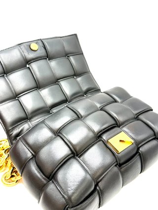 Bolso Bottega Veneta Chain Cassette Negro Dorado