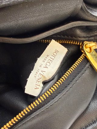 Bolso Bottega Veneta Chain Cassette Negro Dorado