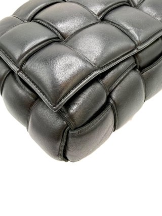 Bolso Bottega Veneta Chain Cassette Negro Dorado