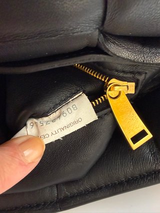 Bolso Bottega Veneta Chain Cassette Negro Dorado
