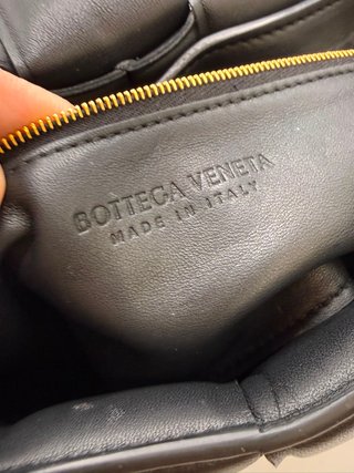 Bolso Bottega Veneta Chain Cassette Negro Dorado