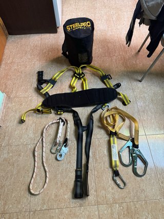 Arnés de seguridad amarillo y negro