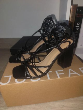 Sandalias negras de tiras