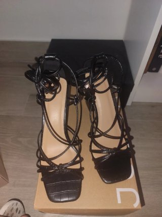 Sandalias negras de tiras